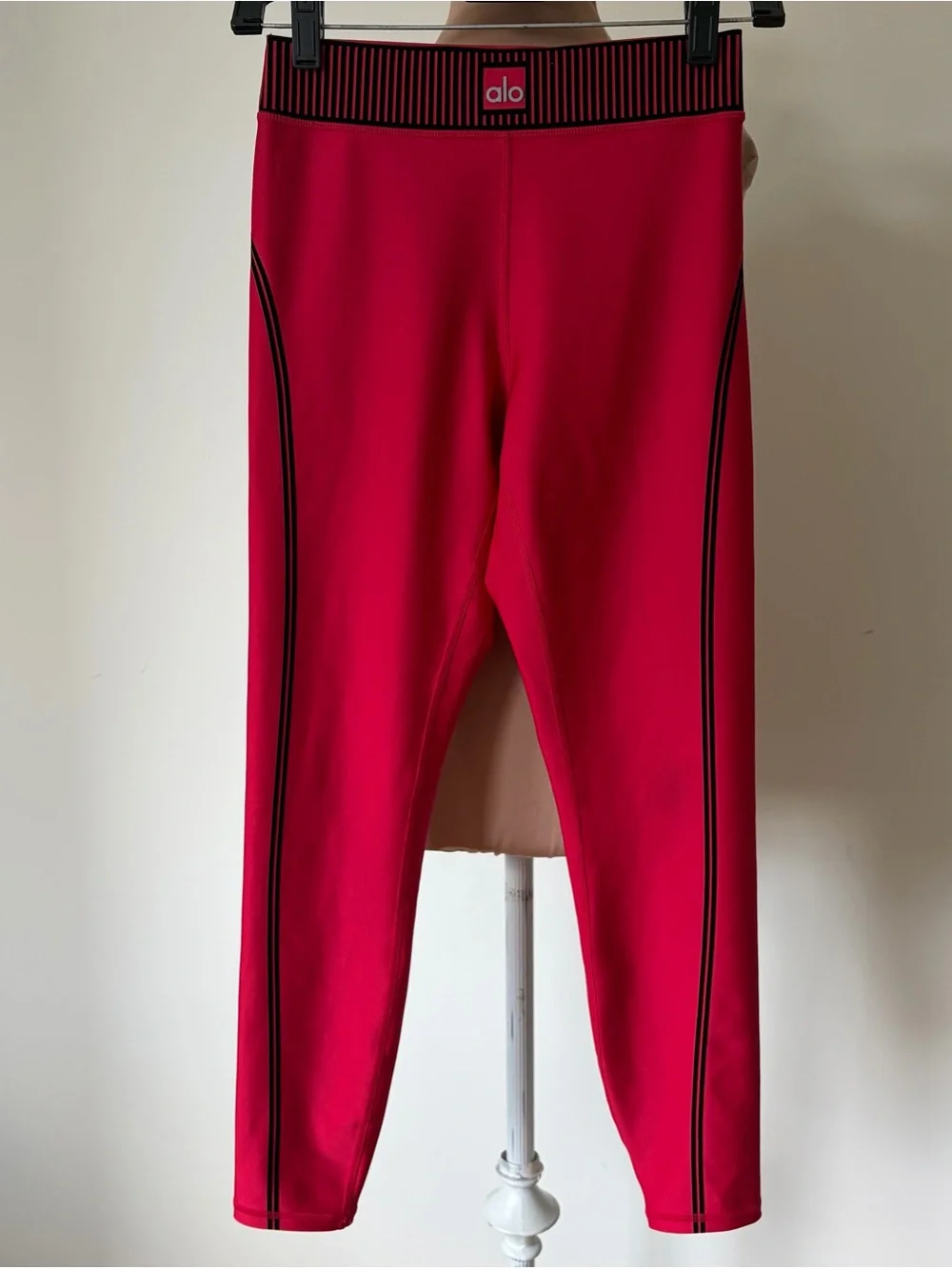 ALO YOGA Airlift High-Waist 7/8 Line Up Black Flocking Bold Red Legging EUC Sz S